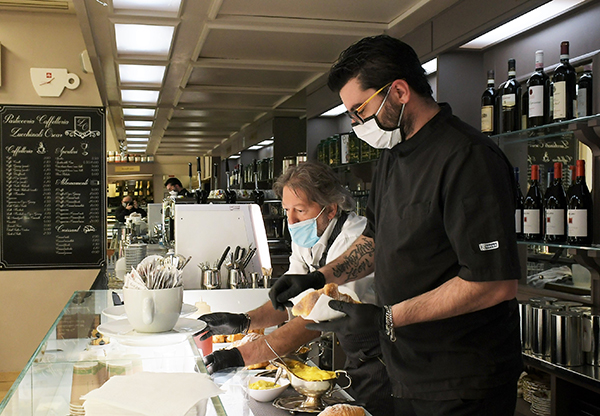 Coronavirus, fase 2: bar, ristoranti e parrucchieri riaprono prima di giugno Coronavirus, fase 2: bar, ristoranti e parrucchieri riaprono prima di giugno