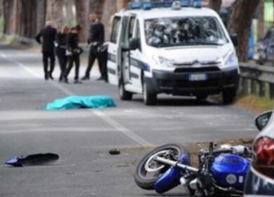 Morta per le buche sull’Ostiense, rubate le ceneri di Elena Aubry. L’appello