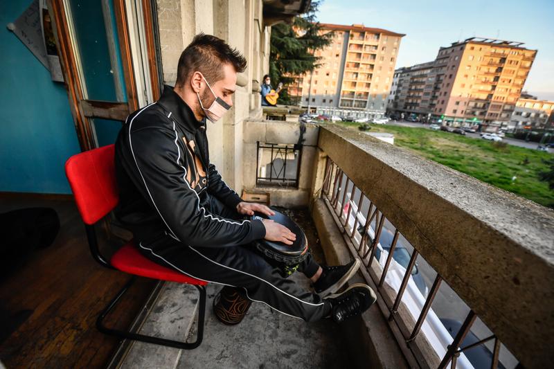 Galleria foto 'Il welfare che funziona: sostegno gratuito nella lotta a COVID-19 e solitudine' - foto 1