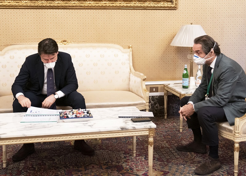 Fase 2: Fontana scrive a Conte, nuovi orari di lavoro e aiuti alle famiglie Fase 2: Fontana scrive a Conte, nuovi orari di lavoro e aiuti alle famiglie