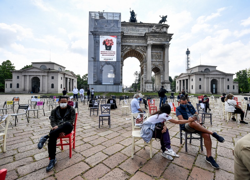 Milano, fase 2 Coronavirus: ristoratori protestano in piazza e vengono multati Milano, fase 2 Coronavirus: ristoratori protestano in piazza e vengono multati