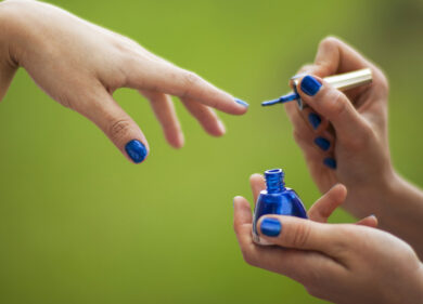 Coronavirus, estetista nei guai per manicure a vigilesse colleghe del marito