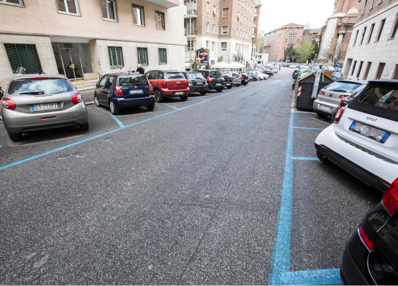 Fase 2 e strisce blu a pagamento, il Codacons denuncia la Raggi: “Estorsione” Fase 2 e strisce blu a pagamento, il Codacons denuncia la Raggi: “Estorsione”