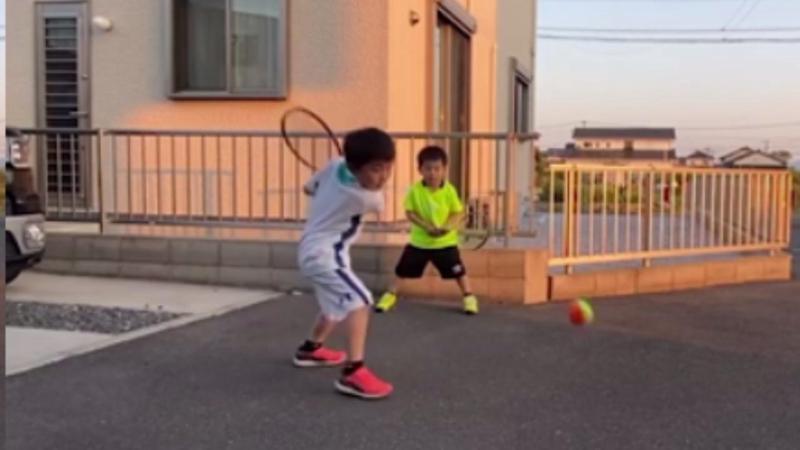A quattro e sei anni giocano come Djokovic e Federer. Video A quattro e sei anni giocano come Djokovic e Federer. Video