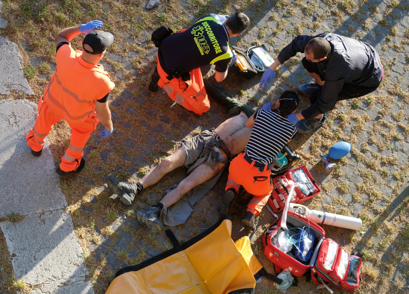 Uomo trovato morto sulla banchina del Tevere. È omicidio: fermato l’aggressore Uomo trovato morto sulla banchina del Tevere. È omicidio: fermato l’aggressore