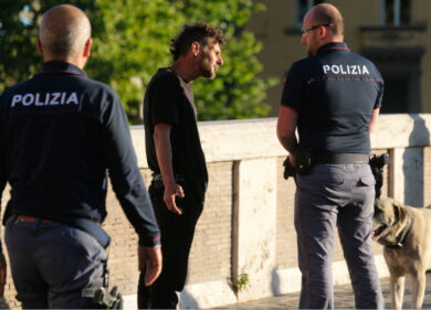 Uomo trovato morto sulla banchina del Tevere. È omicidio: fermato l’aggressore