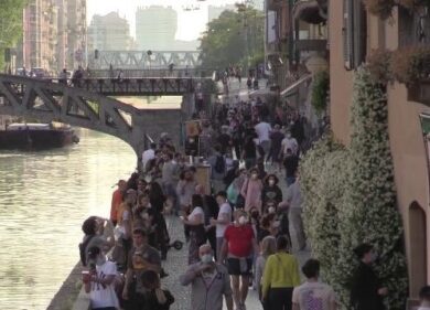 Navigli affollati, è polemica. Con 500 contagi al giorno sarà nuovo lockdown