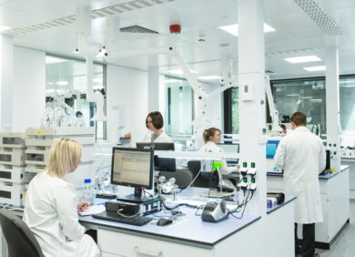 Nuova speranza contro il Covid-19: “Il virus muta e si indebolisce”