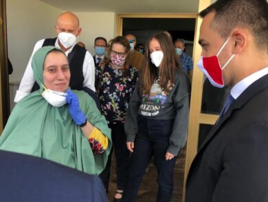 Silvia Romano atterrata a Ciampino. “Convertita all’Islam, libera scelta”