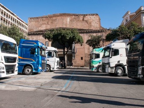 Crolla il mercato dei veicoli industriali in Italia, in aprile vendite dimezza Crolla il mercato dei veicoli industriali in Italia, in aprile vendite dimezza