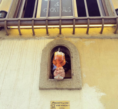 Coronavirus, il distanziamento sociale a Firenze parte dalle buchette del vino