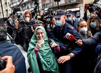 Silvia Romano, folla di media, Sala: Non ci sono assembramenti di serie A e B