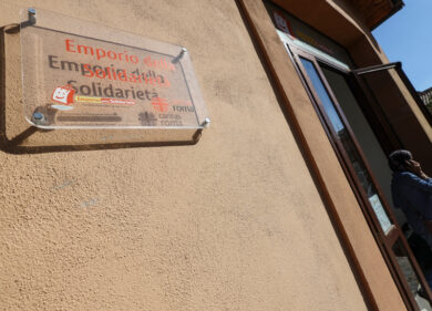 Si taglia le vene alla Caritas con un rasoio: “Basta, sono stanco di vivere”