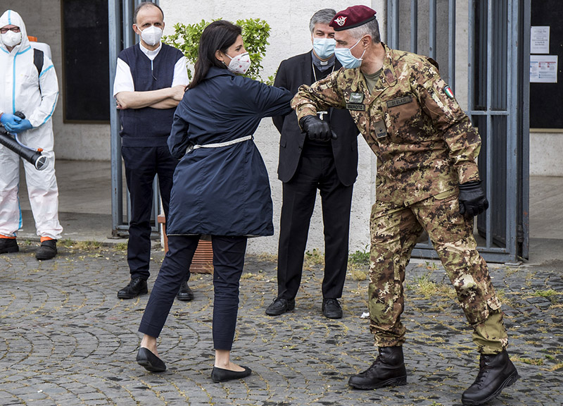 Coronavirus, la sanificazione delle chiese diventa il palcoscenico della Raggi Coronavirus, la sanificazione delle chiese diventa il palcoscenico della Raggi