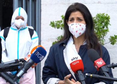 Coronavirus, la sanificazione delle chiese diventa il palcoscenico della Raggi