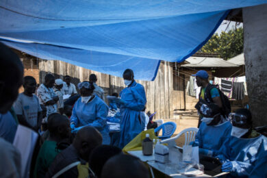 Covid-19, l’appello di Oxfam: “Vaccini, test e terapie siano gratis per tutti”