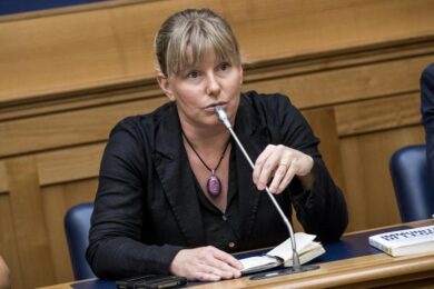 Cunial, l’ex M5s no vax contro tutti: “Bill Gates criminale, Napolitano virus”