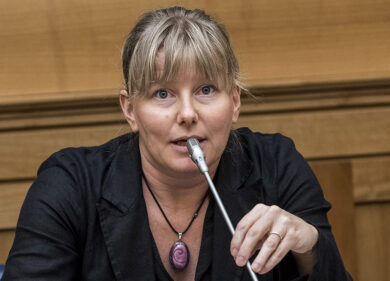 “Governo e opposizione a braccetto. Zerbini del sistema neoliberista”