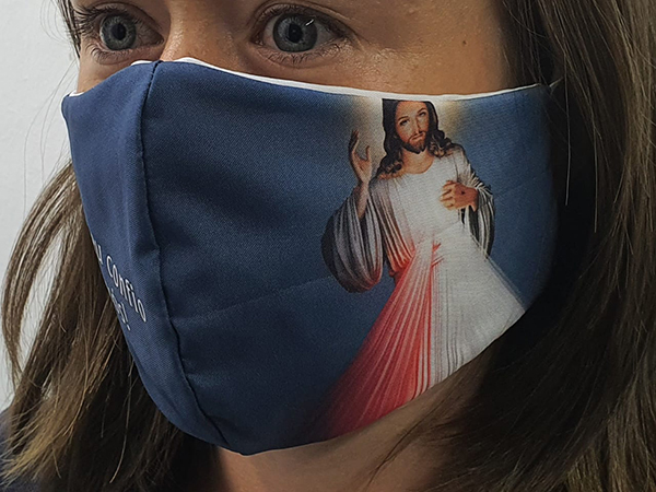 Fase 2, così cambia la messa. Pronte le mascherine liturgiche