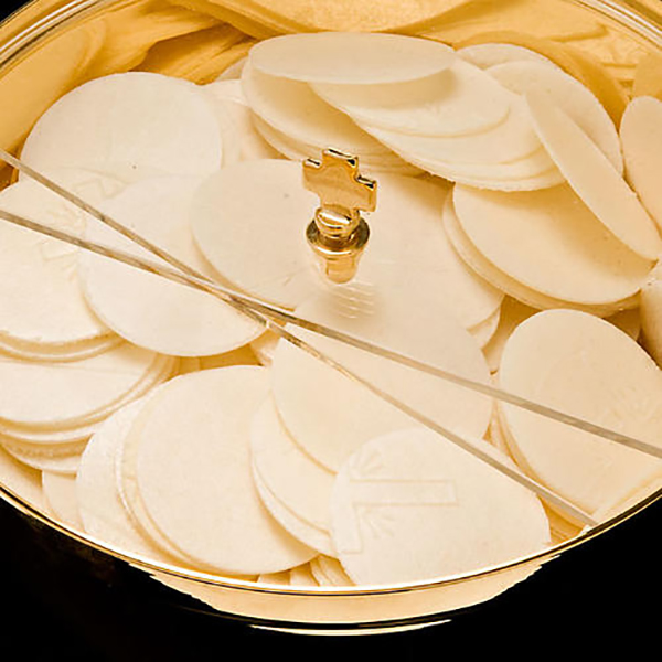 Fase 2, così cambia la messa. Pronte le mascherine liturgiche