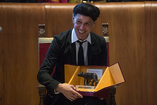 Ezio Bosso è morto, il pianista e compositore aveva 48 anni Ezio Bosso è morto, il pianista e compositore aveva 48 anni