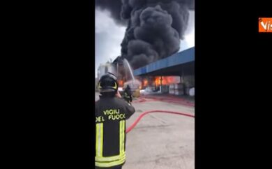 “Incendio a Marghera devastante”. A fuoco ditta chimica, un uomo grave