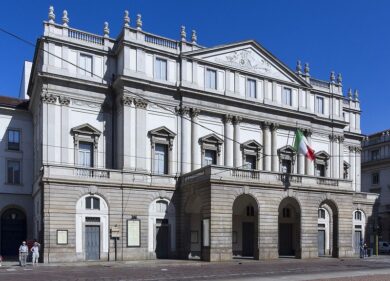 Milano, i lavoratori dello spettacolo protestano alla  Scala