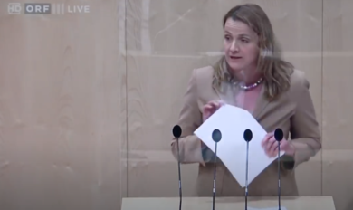 Il web in supporto a Sara Cunial: il video-bomba dal Parlamento austriaco