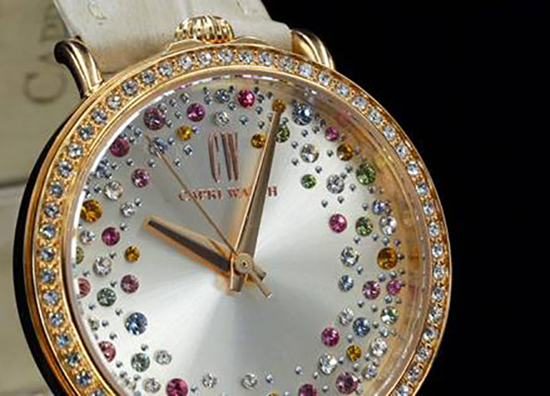 Un miliardo di luccicanti Cristalli Swarovski per Capri Watch. “E’ pandemia” Un miliardo di luccicanti Cristalli Swarovski per Capri Watch. “E’ pandemia”