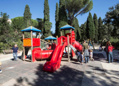 Fase 2, Raggi non riapre le aree gioco per bambini: “Impossibile sanificarle”