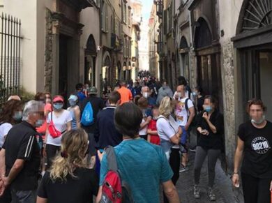 Fase 2, Bergamo Alta affollata. Gori: “Dimenticate le centinaia di morti?”