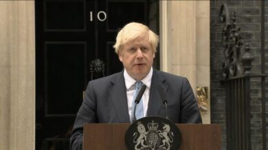 Coronavirus, Johnson prenota 30 milioni di dosi del vaccino di Oxford-Pomezia