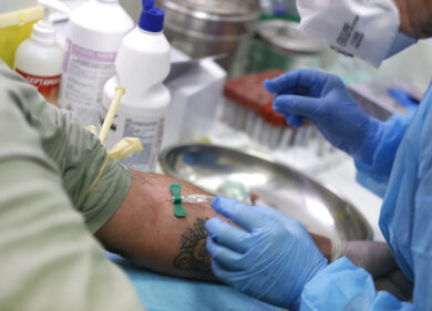 Lombardia, corsa ai test sierologici privati. Se tampone è positivo, rimborso