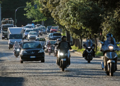 Fase 2, a Roma traffico subito in tilt. Code sul Gra per un incidente mortale