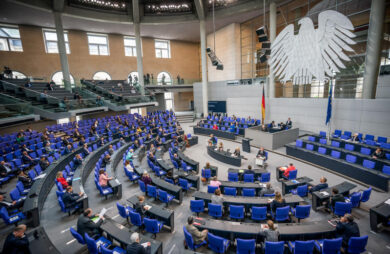 Recovery fund, Merkel alle prese con i suoi Salvini. Schieramenti al Bundestag