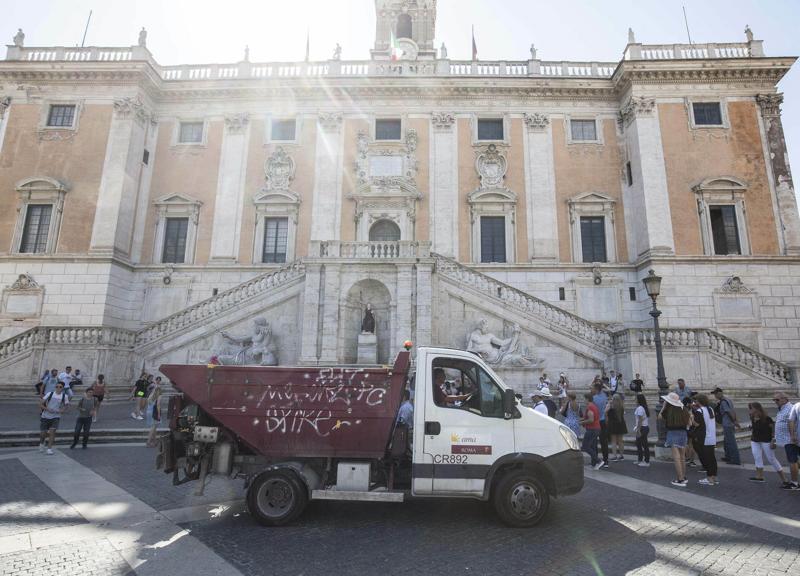 Rifiuti, nuova bufera sull’Ama: la Finanza sequestra documenti in Campidoglio Rifiuti, nuova bufera sull’Ama: la Finanza sequestra documenti in Campidoglio