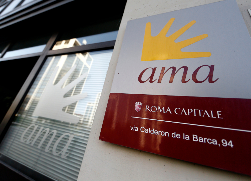 Rifiuti, nuova bufera sull’Ama: la Finanza sequestra documenti in Campidoglio Rifiuti, nuova bufera sull’Ama: la Finanza sequestra documenti in Campidoglio