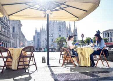 Ristoranti, in Lombardia obbligo di distanza anche tra familiari