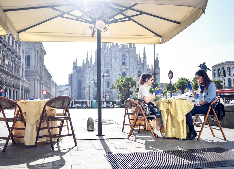 Ristoranti, in Lombardia obbligo di distanza anche tra familiari Ristoranti, in Lombardia obbligo di distanza anche tra familiari