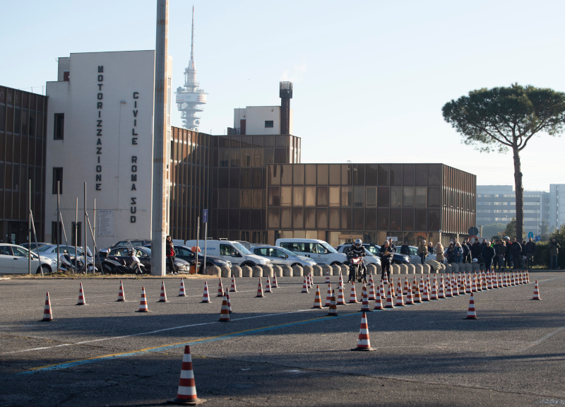 Patenti fasulle, a Roma Laurentina vendute a 3mila euro: 12 arresti Patenti fasulle, a Roma Laurentina vendute a 3mila euro: 12 arresti
