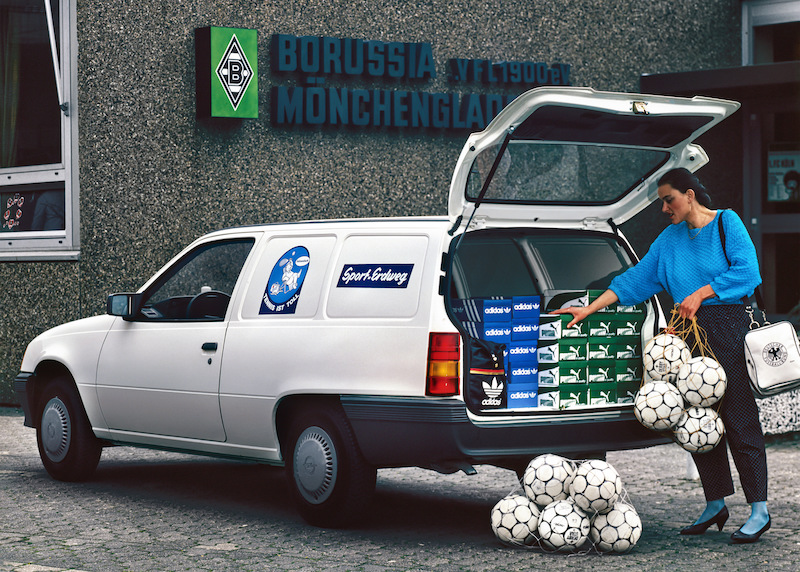 Da 120 anni i commerciali Opel garantiscono le consegne Da 120 anni i commerciali Opel garantiscono le consegne