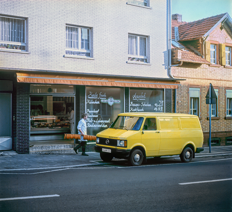 Da 120 anni i commerciali Opel garantiscono le consegne Da 120 anni i commerciali Opel garantiscono le consegne