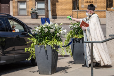 Coronavirus, il prete con la pistola ad acqua. Usa: “Benedizione a distanza”