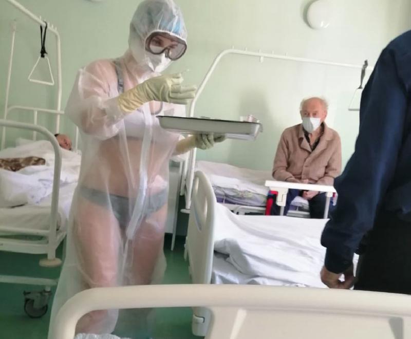 “Ho troppo caldo sotto la tuta anti-Covid”. L’infermiera si presenta in bikini “Ho troppo caldo sotto la tuta anti-Covid”. L’infermiera si presenta in bikini