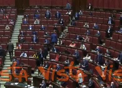 M5s attacca modello Lombardia, esplode la bagarre in aula, Fico costretto a sospendere la seduta