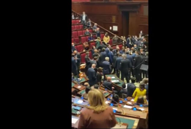 Sanità lombarda, M5s attacca il Cdx: rissa sfiorata alla Camera. VIDEO Sanità lombarda, M5s attacca il Cdx: rissa sfiorata alla Camera. VIDEO
