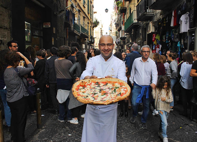 Napoli, torna in tavola a fumare la “Margherita”. Ma c’è chi non riapre ancora Napoli, torna in tavola a fumare la “Margherita”. Ma c’è chi non riapre ancora
