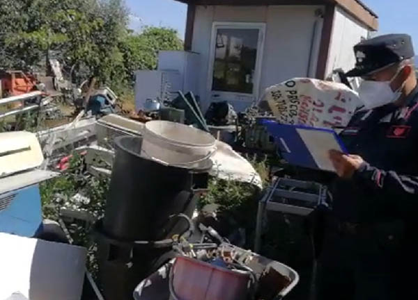 Nomadi e traffico di rifiuti: 27 arresti nei campi rom di Roma e Latina Nomadi e traffico di rifiuti: 27 arresti nei campi rom di Roma e Latina