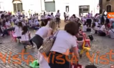 Montecitorio, protesta dei nidi privati: Sedioline sbattute in piazza. VIDEO