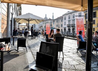 Fase due, controlli della Polizia sui Navigli di Milano. VIDEO